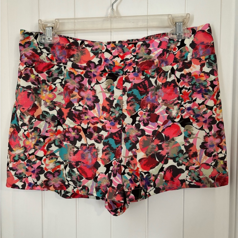 Versatile foral print shorts. Size Medium casual or dressy. Lightweight fabric